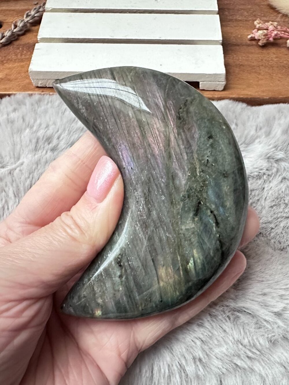 Gorgeous Labradorite Moon Carving (P)